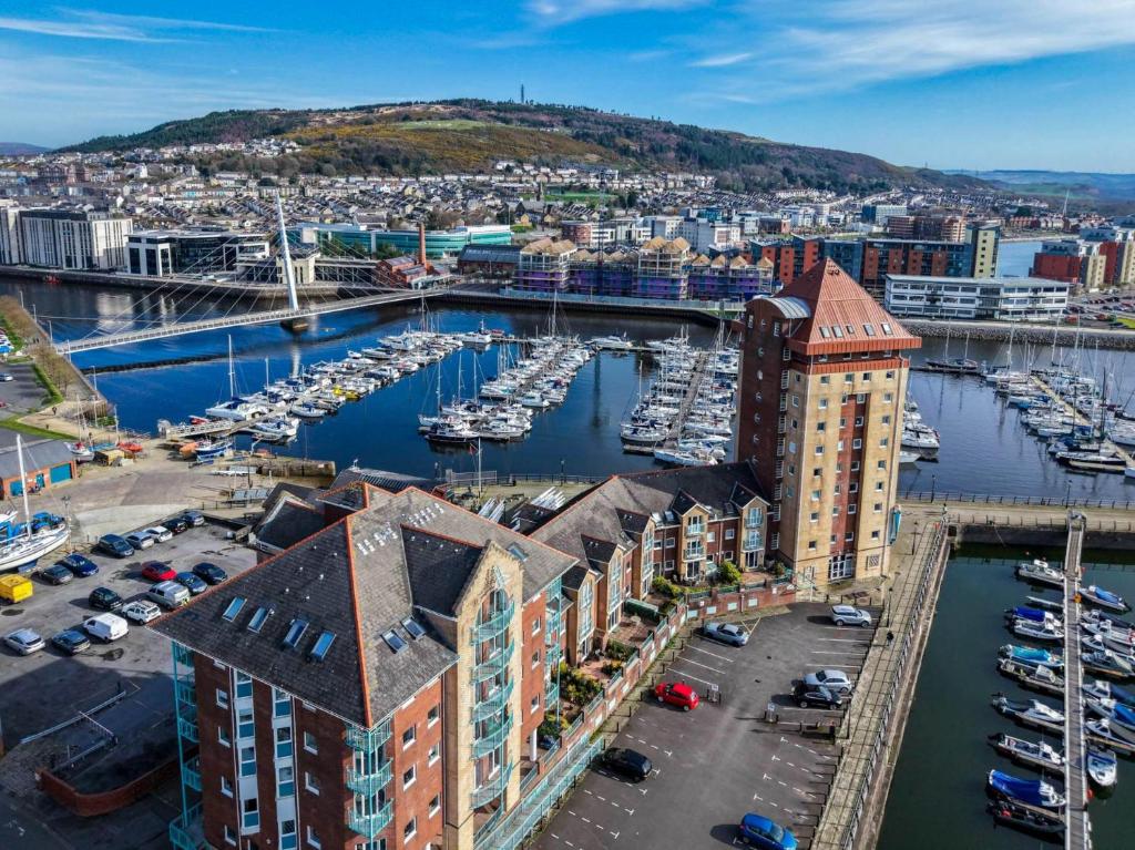 The Crows Nest - 1 Bed Apartment - Swansea Marina - Housity