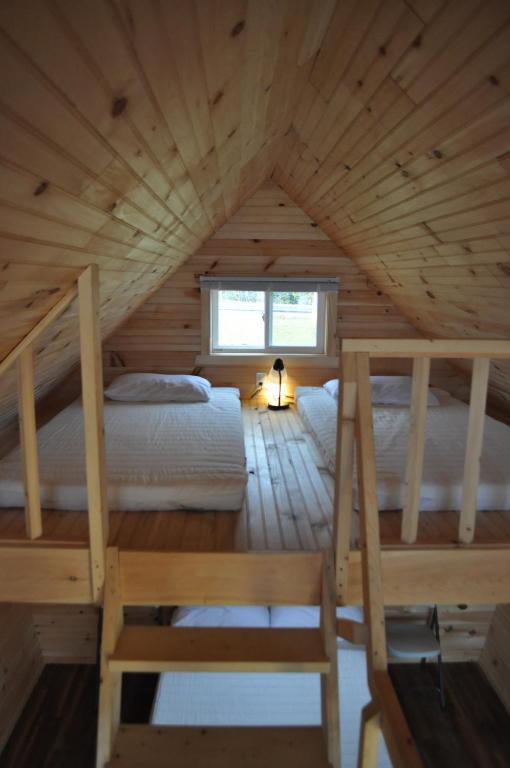1 dormitorio en una cabaña de madera con 2 camas en The ZzzzMoose 2.0 en Birch Plain