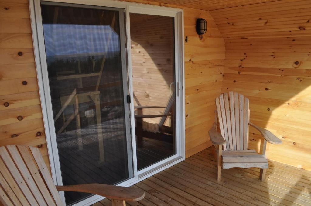 Fotografie z fotogalerie ubytování The ZzzzMoose 2 0 Camping Cabin v destinaci Birch Plain