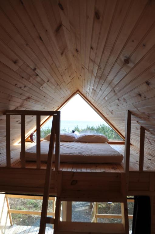 Postel nebo postele na pokoji v ubytování The ZzzzMoose 2 0 Camping Cabin