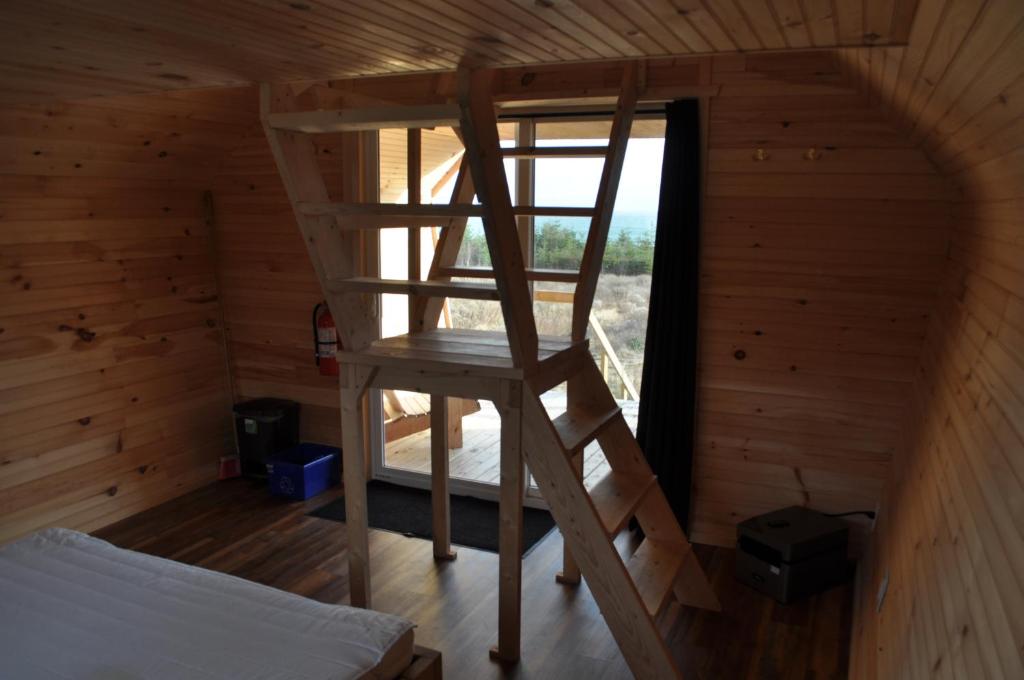 Postel nebo postele na pokoji v ubytování The ZzzzMoose 2 0 Camping Cabin