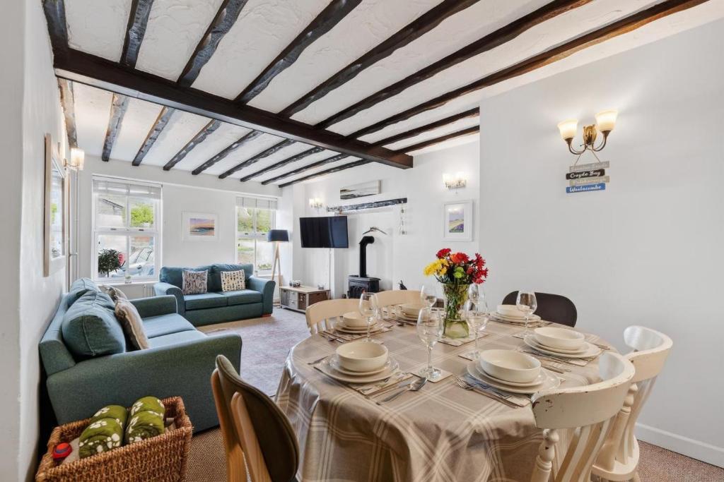 a dining room with a table and chairs at 3 Bed in Croyde oc-2ingle in Croyde