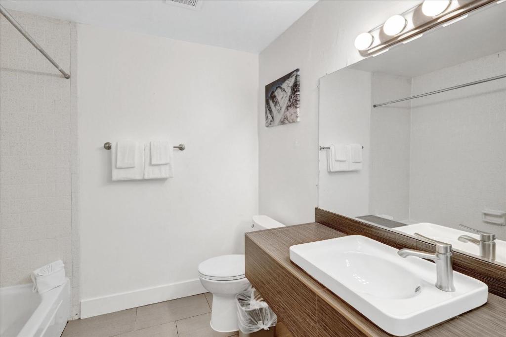 Oceanside Marina Suites - A Waterfront Hotel - 