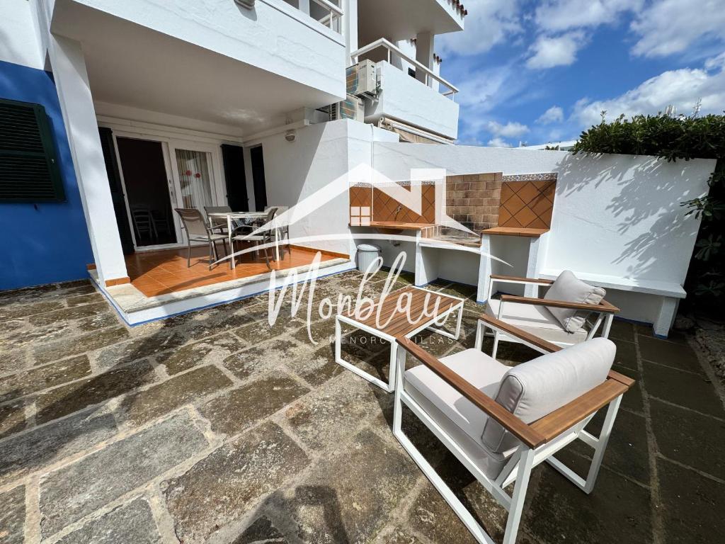 a villa with a view of the courtyard of a house at Sa Torreta 1 in Cala Blanca