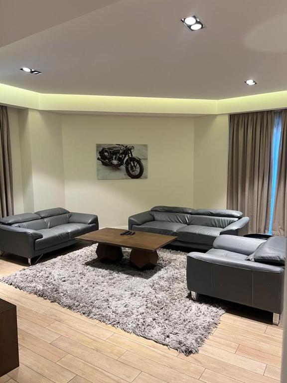 a living room with two couches and a coffee table at Pearl Properties three bedroom apartment in Trofwi