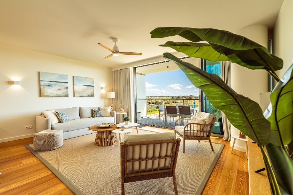 Bayline Beachfront Apartment Pools, Spa & Gym