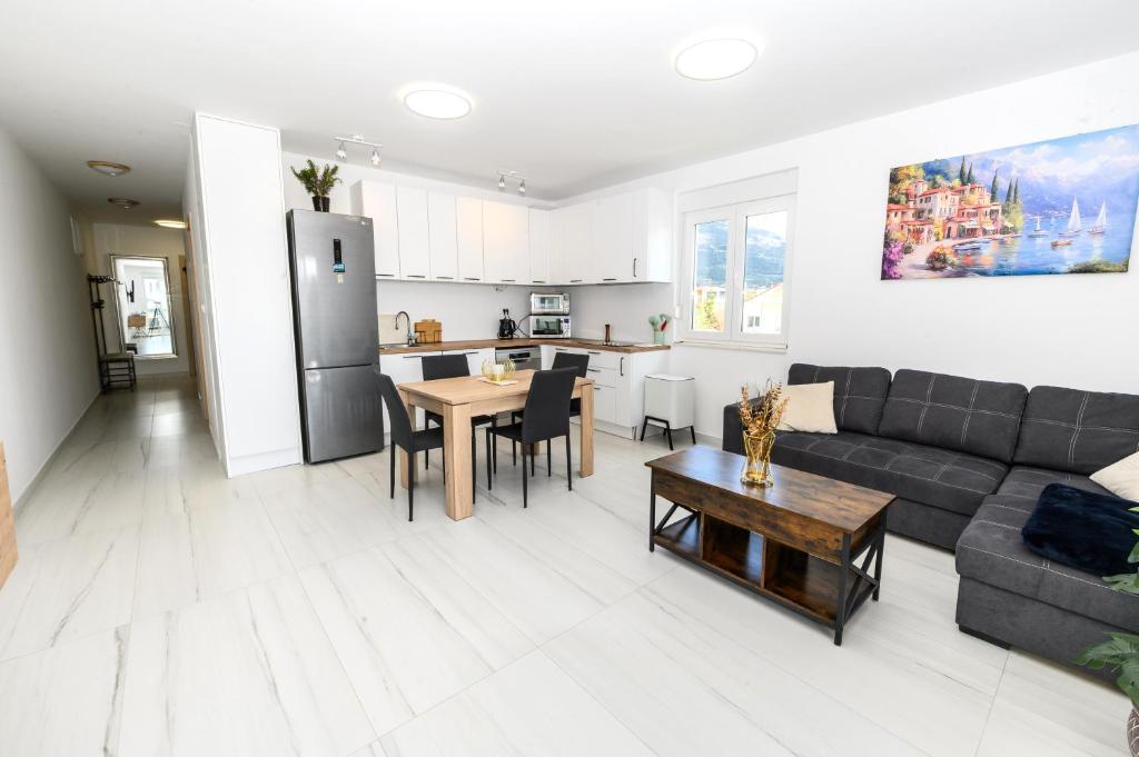 Ivka, a two-bedroom apartment with parking near airport