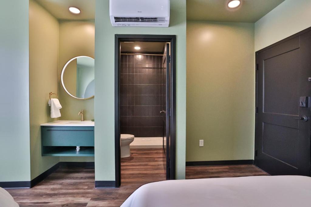 Urban Collective Boutique Hotel - Queen Room
