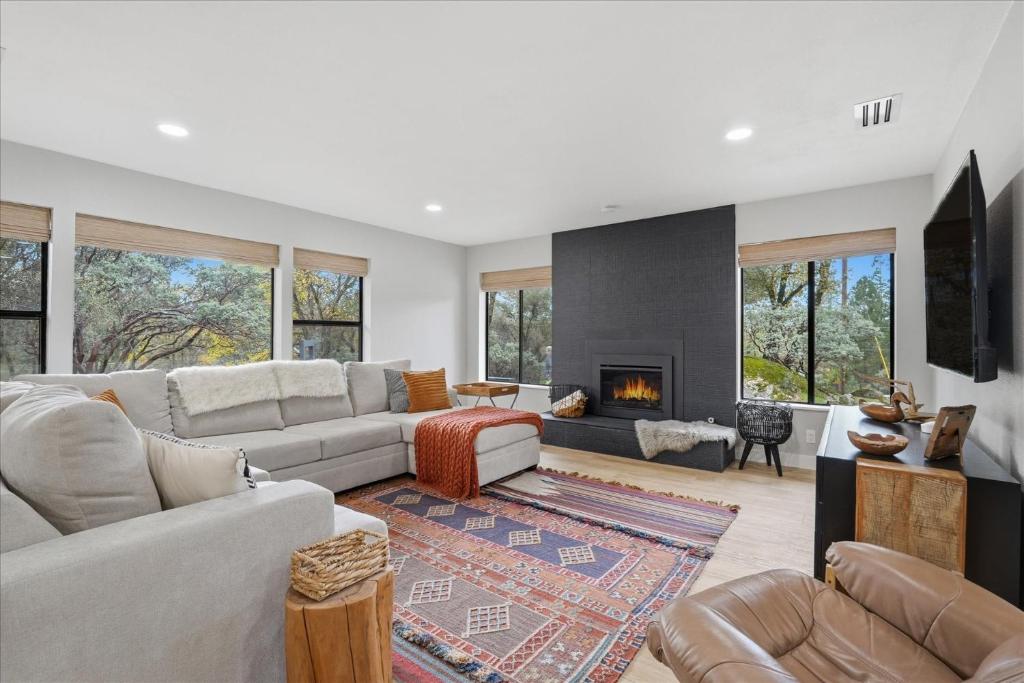 a living room with a couch and a fireplace at Yosemite Outpost in Oakhurst