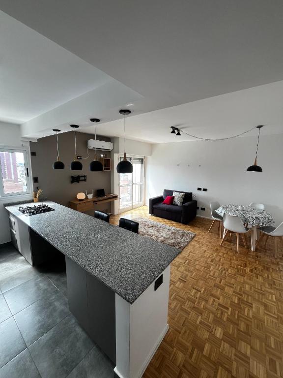 a kitchen and living room with a large counter top at Espacio San Martin - Departamento en plena peatonal con Seguridad 24 hs in Santa Fe