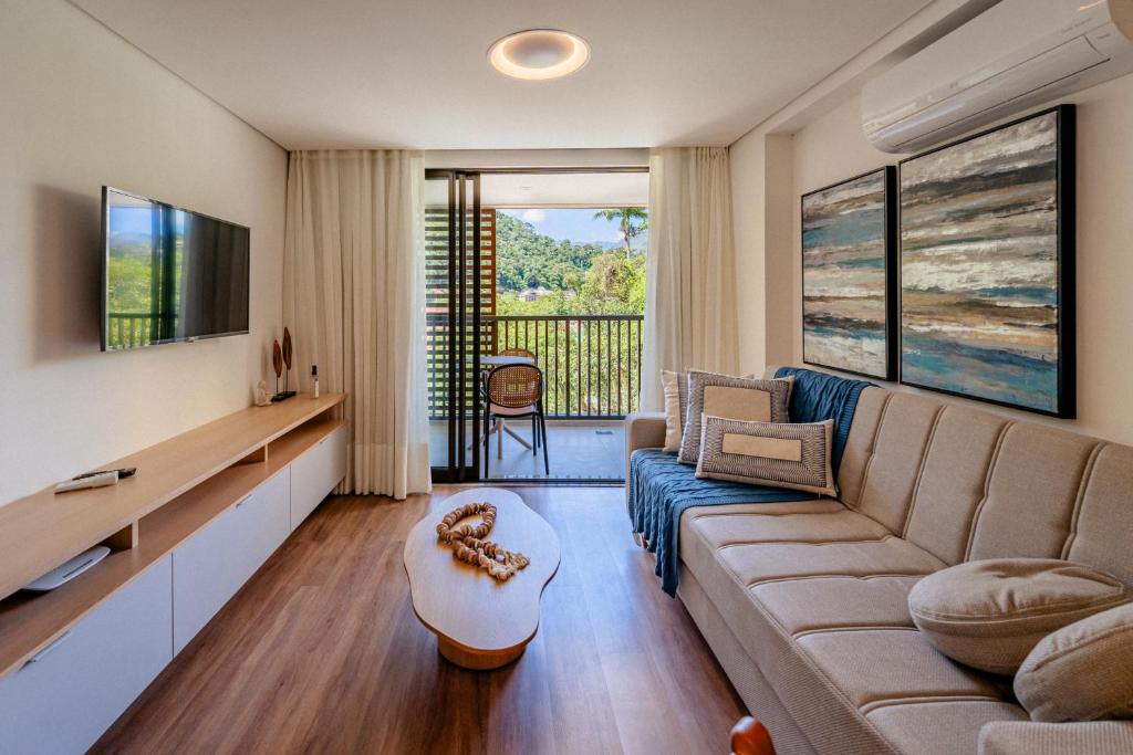a living room with a couch and a table at apartamento em Itaipava novo, Granja Brasil Resort in Petrópolis