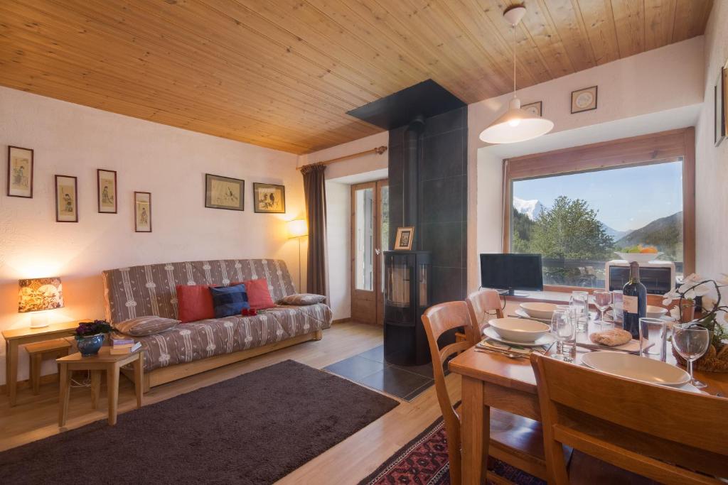 a living room with a couch and a table at Résidence Igloo in Le Tour