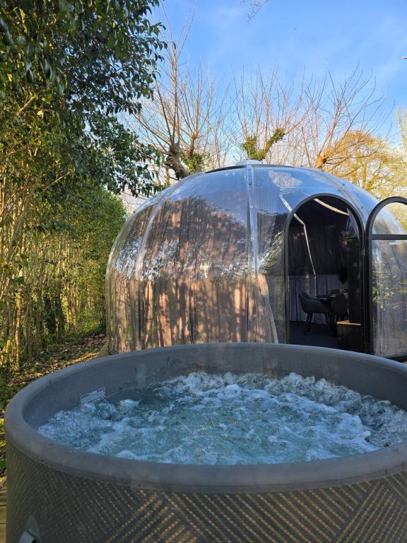 a tub filled with water in front of a van at Les nuits de Cassiopee in Sorde-lʼAbbaye