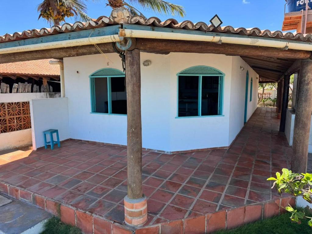 a patio in front of a house at Casa bela vista in Icapuí