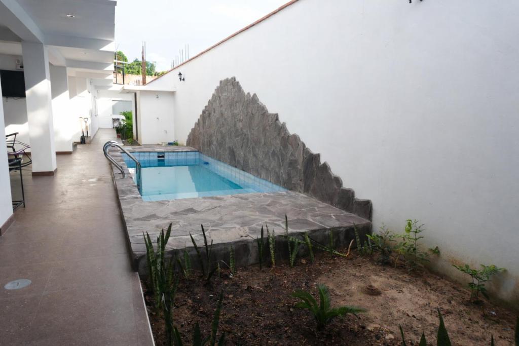 a swimming pool in the side of a building at La casa de Isabel in Tarapoto