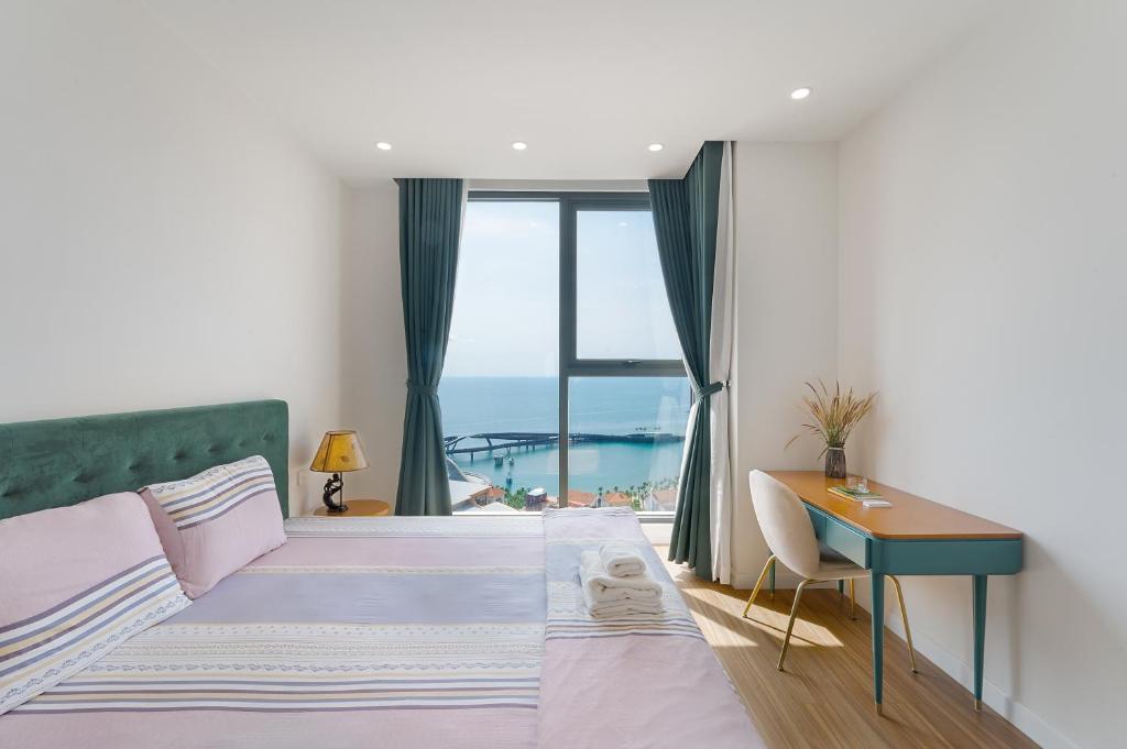 Two-Bedroom Deluxe Apartment with Ocean View
