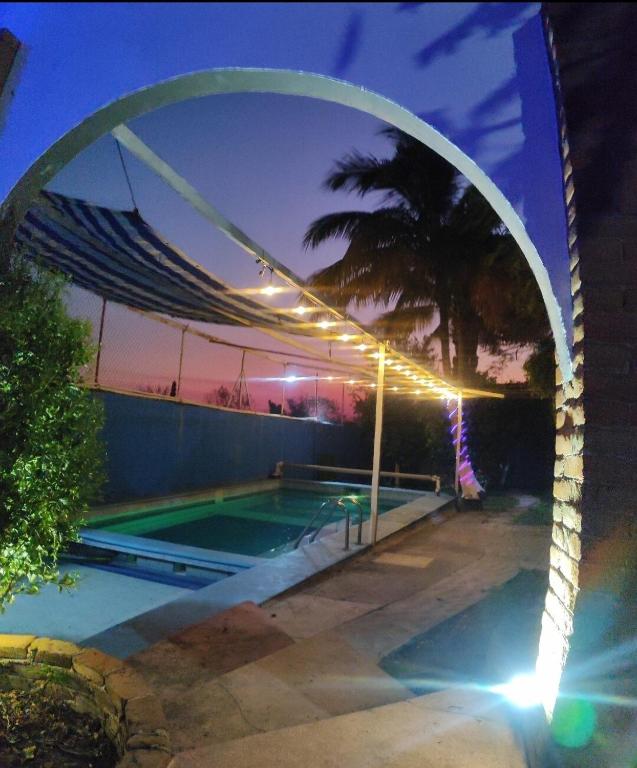 a swimming pool at night with lights around it at Bungalow privado con alberca Oaxtepec 14 personas in Oaxtepec