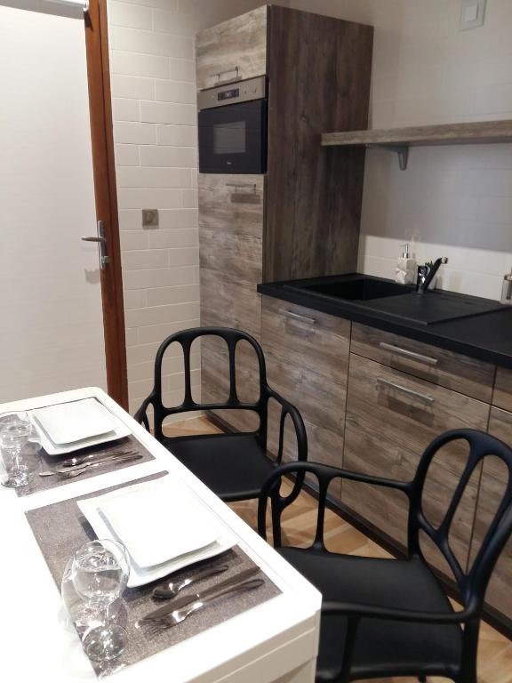 Kuchyň nebo kuchyňský kout v ubytování What Else Hotel