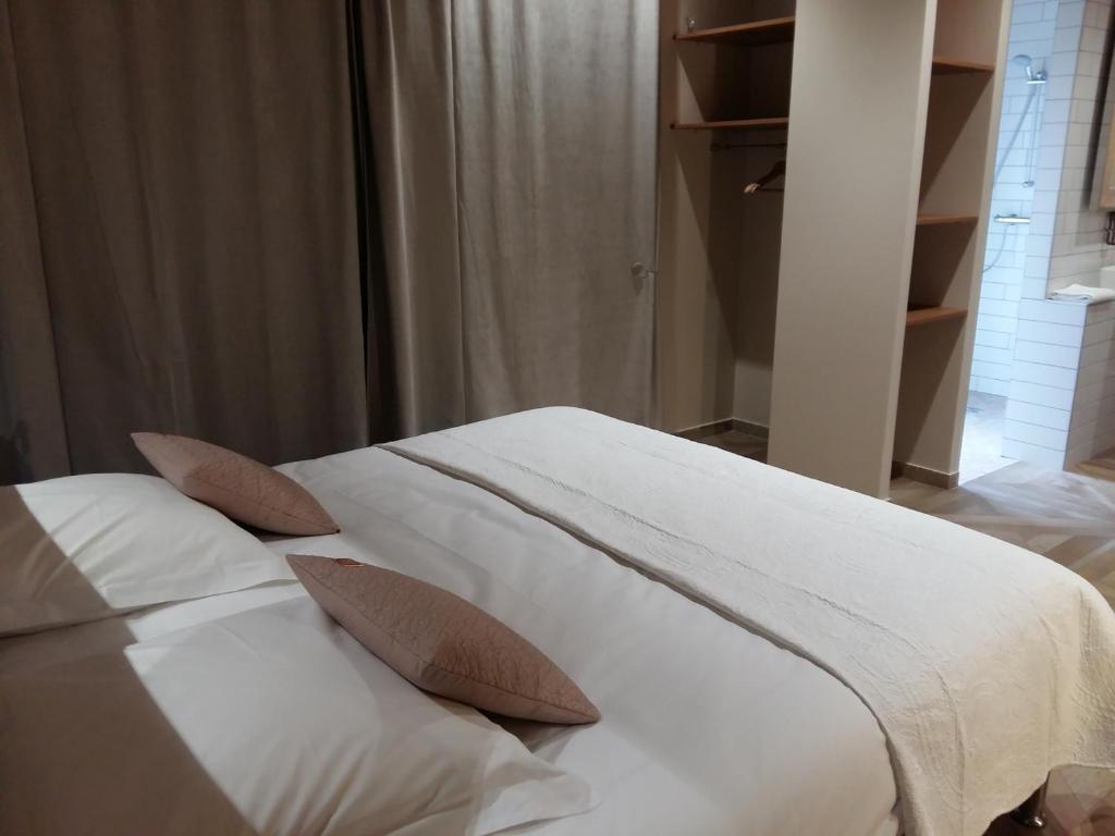 Postel nebo postele na pokoji v ubytování What Else Hotel