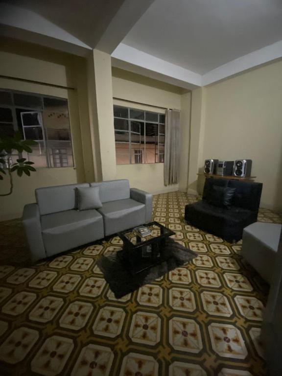 a living room with a couch and a table at hotel vaticano in Estación El Salto
