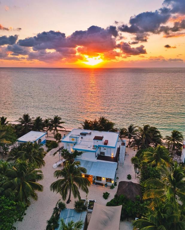 Luftaufnahme eines Hauses am Strand bei Sonnenuntergang in der Unterkunft Pronoia Casa de Playa in Mahahual