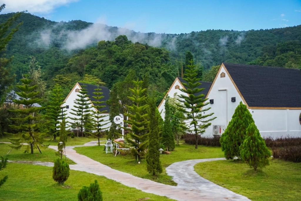 a house in the mountains with a gravel driveway at นวนิยาย Nava-Niyay in Ban Huai Ti