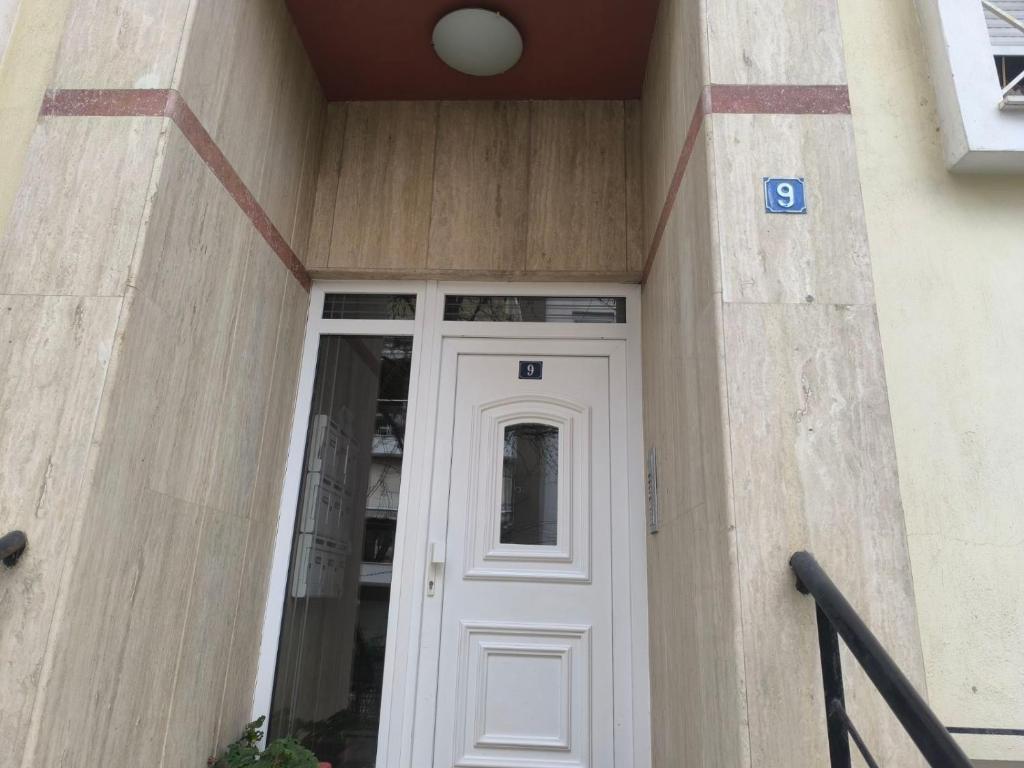 PEREA Luxury aprt with balcony and Free Save Parking with Remote Control