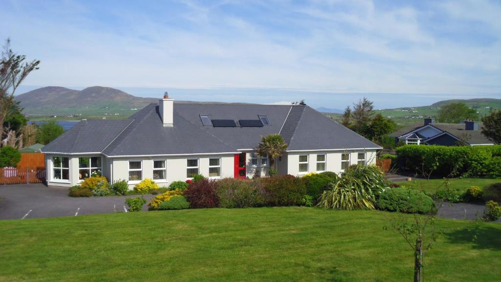 una gran casa blanca con un gran patio en Cúl Draíochta B&B en Cahersiveen
