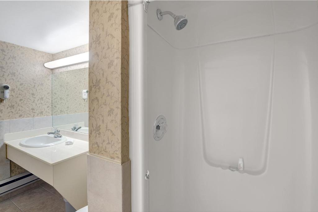 Super 8 by Wyndham Niagara Falls North - Resim 40