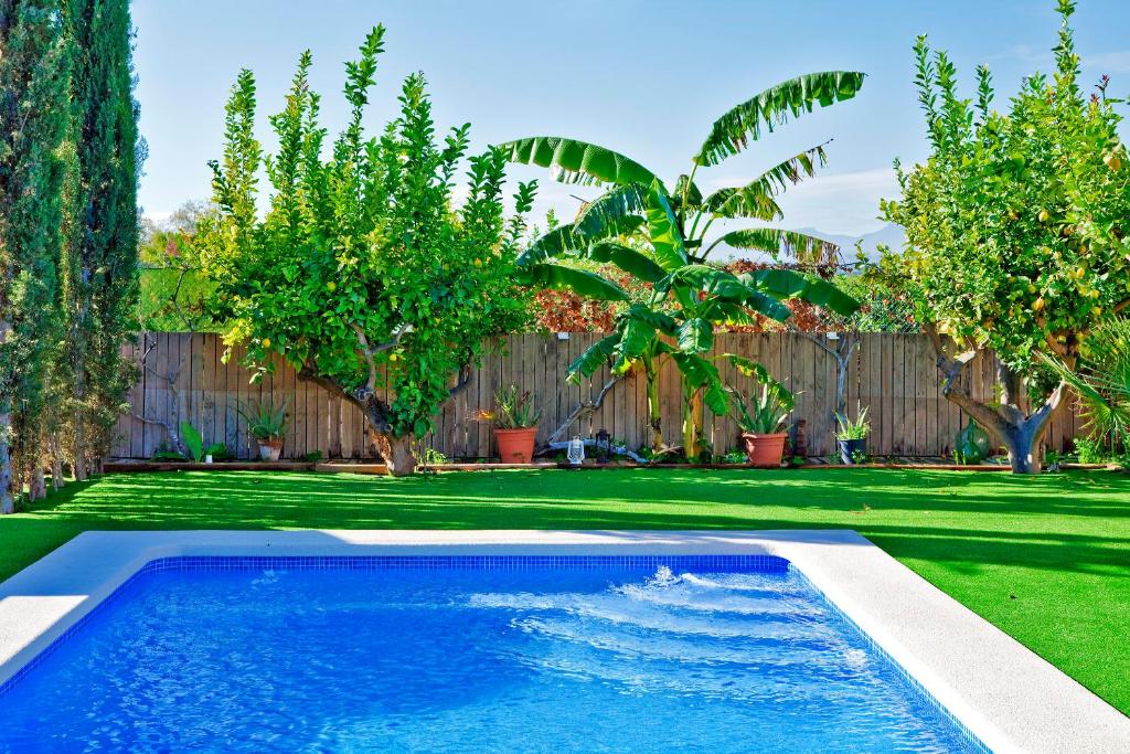 The swimming pool at or close to Alojamiento Vagón Rural