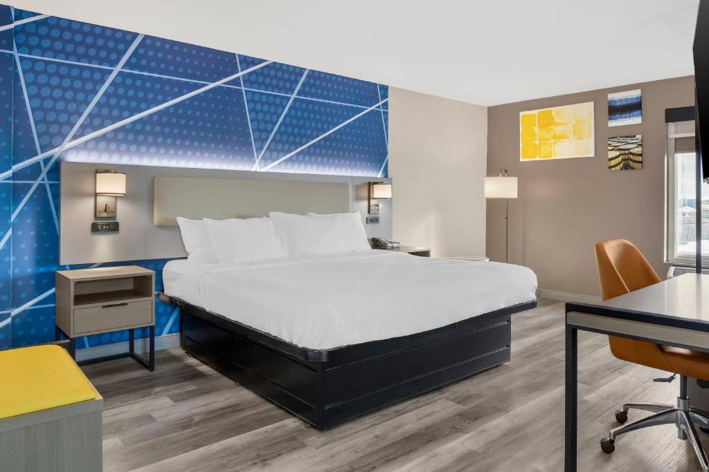 a bedroom with a bed and a desk at Comfort Inn & Suites Springfield in Springfield