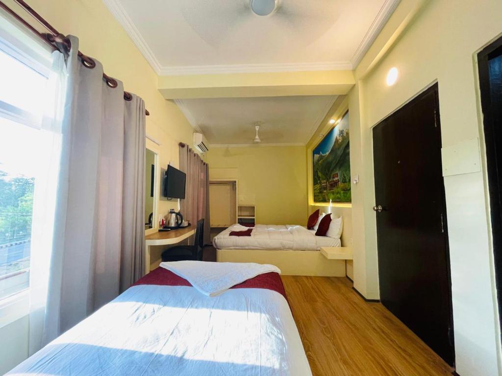 Hotel Peaceland Lumbini - Standard-Dreibettzimmer