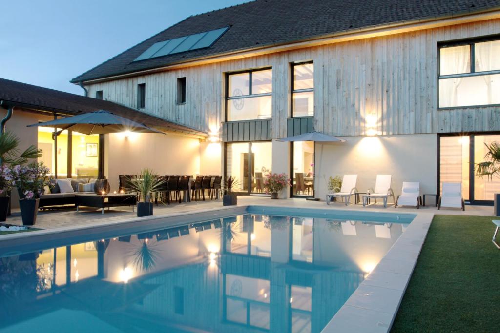 una casa con piscina frente a ella en Ome sweet home, en Laubressel