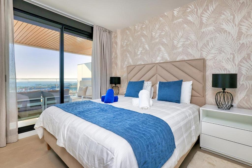Modern 3-bedroom with sea views and picture worthy sunsets