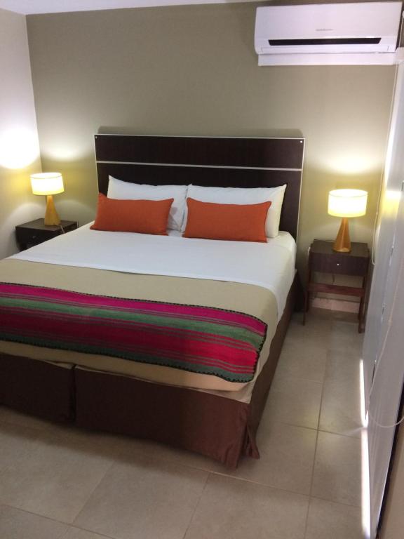 Un pat sau paturi într-o cameră la Apart Hotel Lo de Carilo