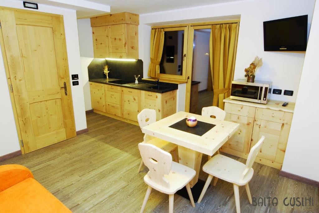 TV a/nebo společenská místnost v ubytování Residence Baita Cusini
