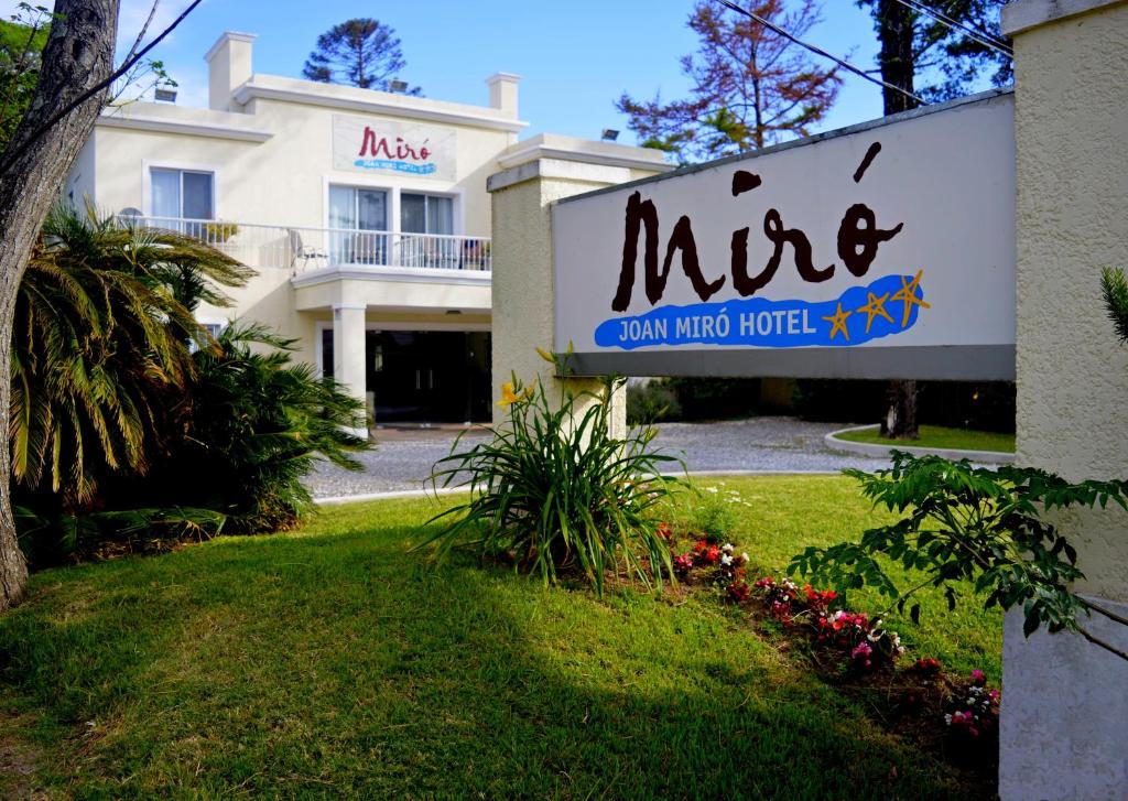 una señal para un hotel frente a un edificio en Joan Miró Hotel, en Punta del Este