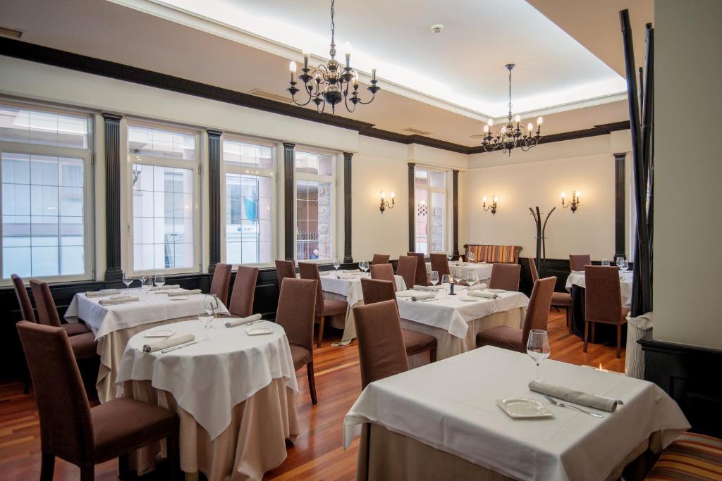 Restaurace v ubytování Hotel Harrison Etxea