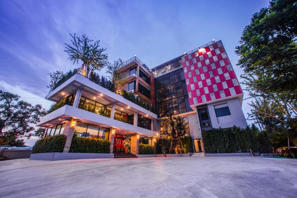 un gran edificio con un edificio rojo y blanco en D11 Hotel, en Phitsanulok