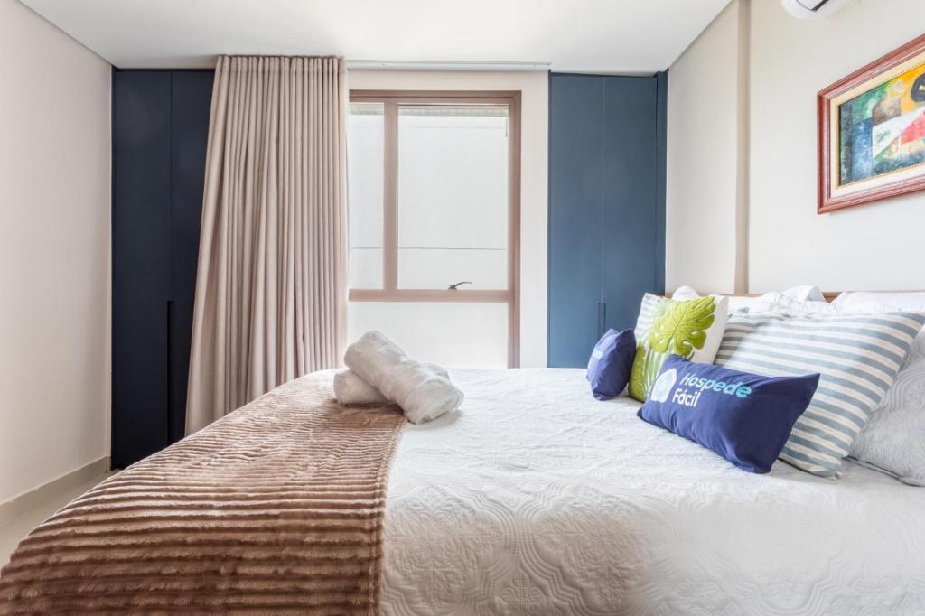 a bedroom with a large bed with blue walls at Premium Lago Centro de Atividade do Lago Norte - Torre 2 -316 - Studio Neruda - 12 min da Esplanada - O mais bem avaliado na plataforma - By Hospede Fácil in Brasília
