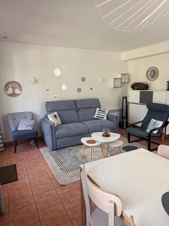 a living room with a couch and a table at Maison villa Lilou, Pierre et vacances, avec piscine, vue sur le golf, plage à 10 min à pied in Moliets-et-Maa