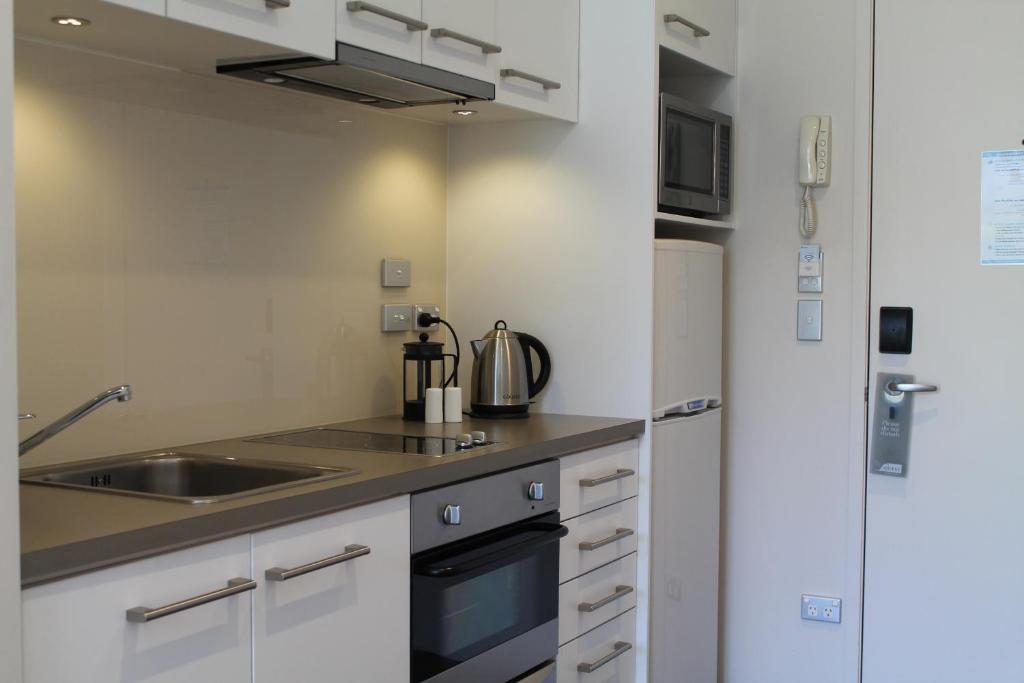 Köök või kööginurk majutusasutuses Quest Carlaw Park Serviced Apartments