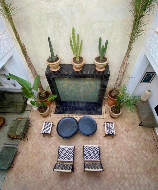 an overhead view of a swimming pool with plants at Riad Al Jadd - 5 Bedrooms - Pool - Breakfast in Marrakesh