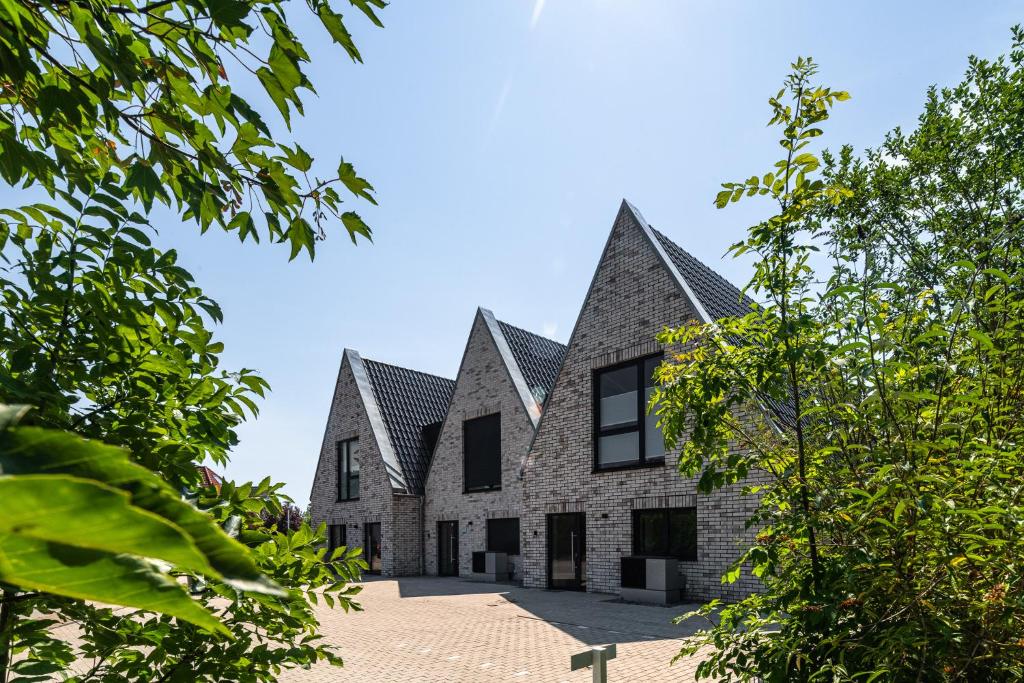 an exterior view of a brick house with black windows at Ferienhaus Meerheimat Fehmarn in Fehmarn
