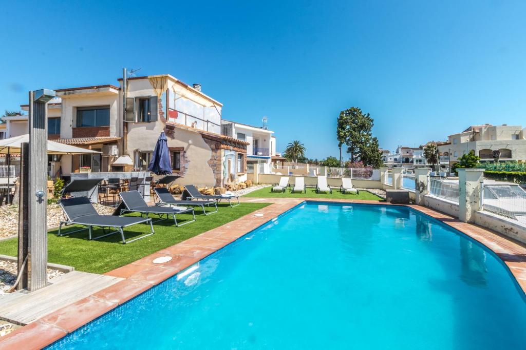 5 BEDROOMS, 3 BATHROOMS, 15M MOORING, PRIVATE POOl