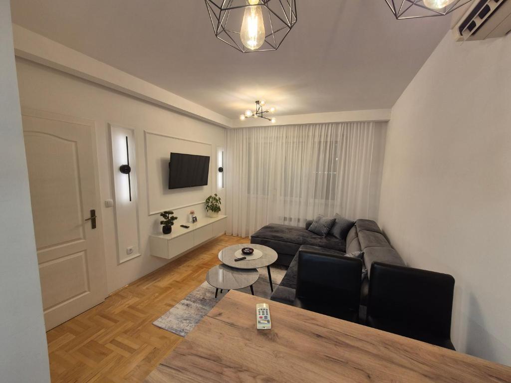 a living room with a couch and a table at Apartman Ana Bijeljina in Bijeljina