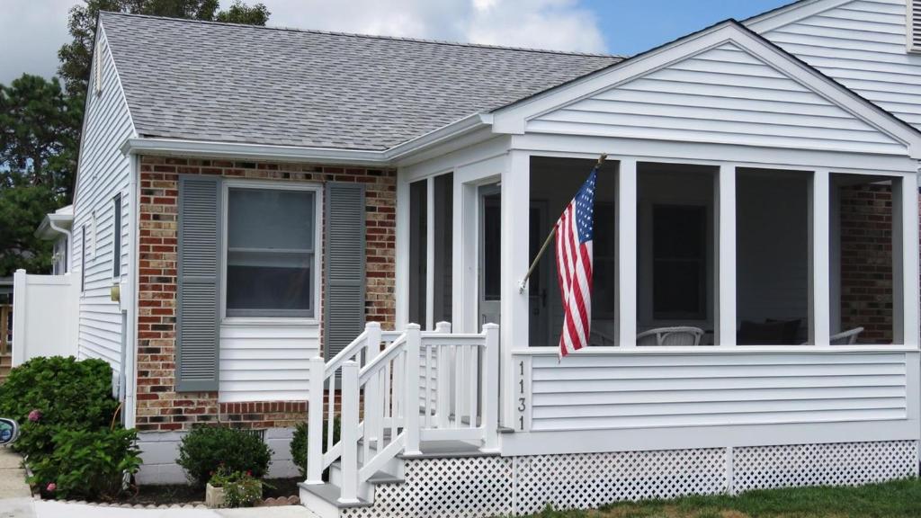 a house with an american flag on the porch at Marilyns Cottage in Cape May