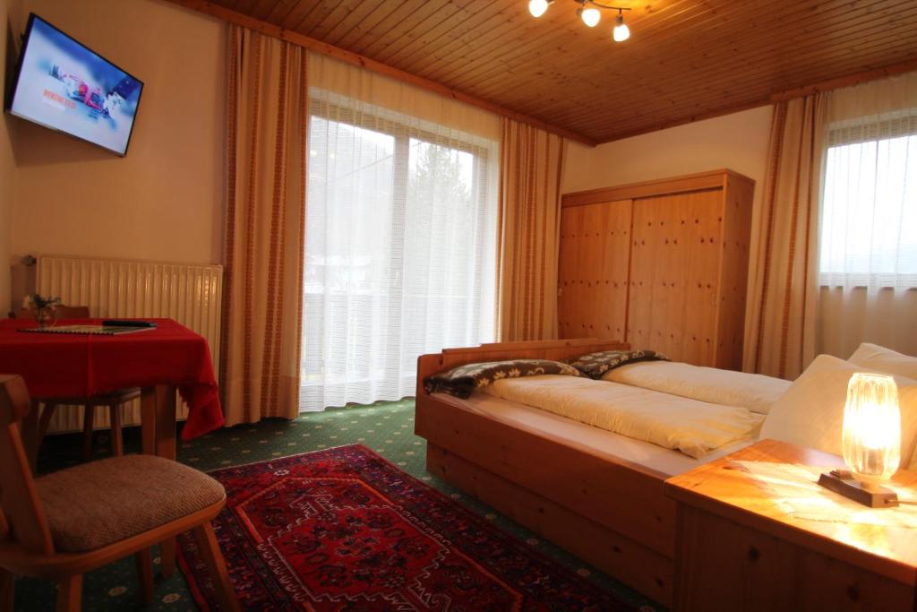 Postel nebo postele na pokoji v ubytování Pension Hubertushof beim Römerbad