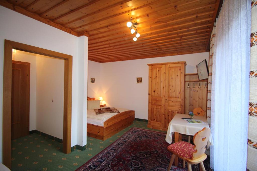 Postel nebo postele na pokoji v ubytování Pension Hubertushof beim Römerbad