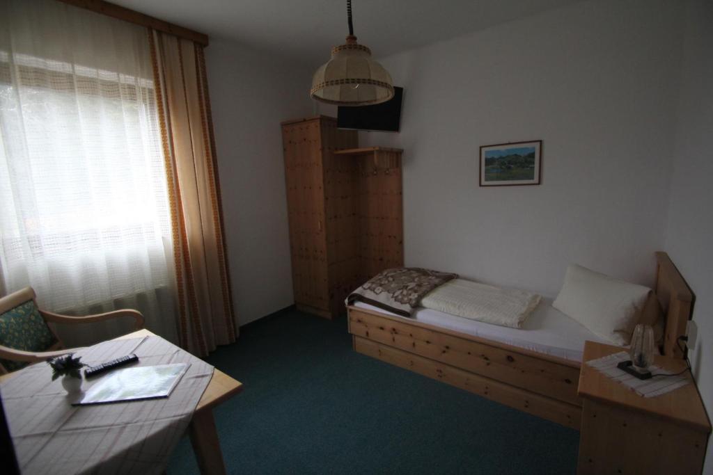 Postel nebo postele na pokoji v ubytování Pension Hubertushof beim Römerbad